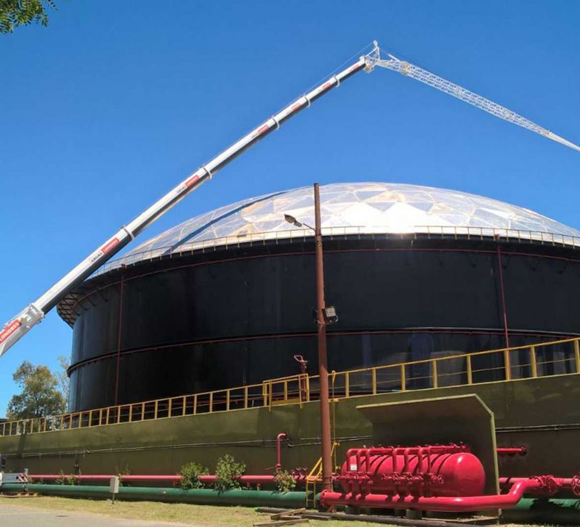 Grúa 200 ton sobre techo tanque en Refinería YPF La Plata