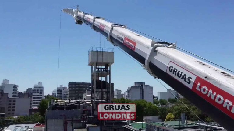 Grúa de 200 ton en Laboratorios Bagó en La Plata