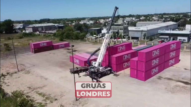 Carga de contenedores con grúa telescópica y camión hidrogrúa