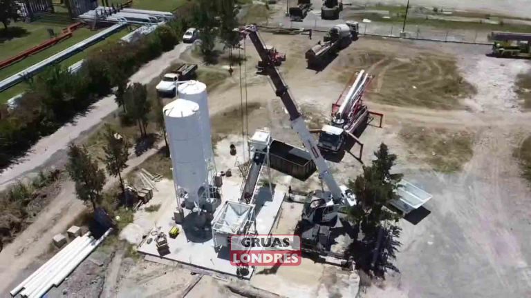 Traslado de tolva hormigonera para armado de planta y montaje de silos con grúa telescópica de 30 Ton y semi 12 mts en Puerto La Plata